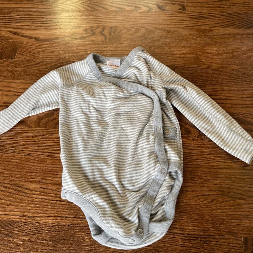 Hanna Andersson wrap bodysuit onesie 18-24m perfect condition.